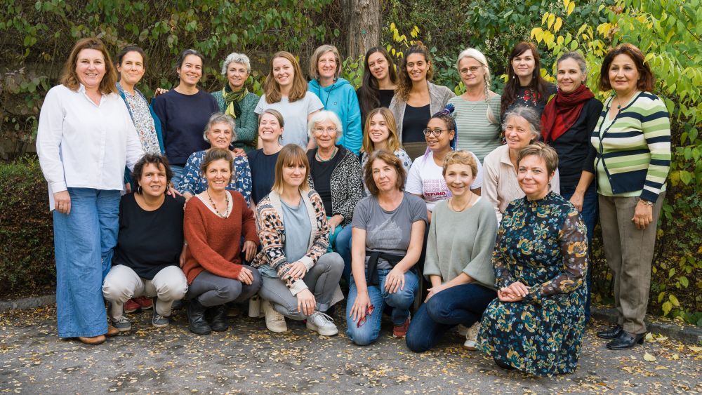 Gruppenfoto zahlreicher MitarbeiterInnen des Hebammenzentrums