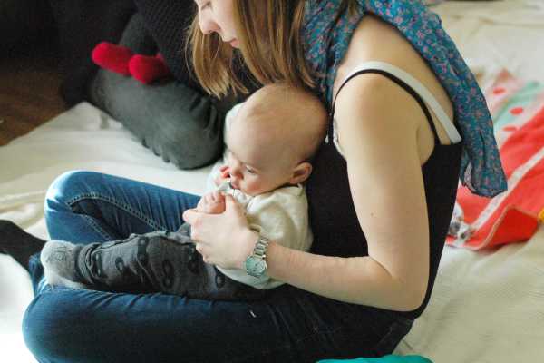 Mama mit Baby am Schoß